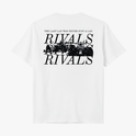 Camiseta com estampa frontal de texto "RIVALS" discreto e estampa traseira de carros de corrida sob texto "THE LAST LAP WAS NEVER JUST A LAP" e "RIVALS".