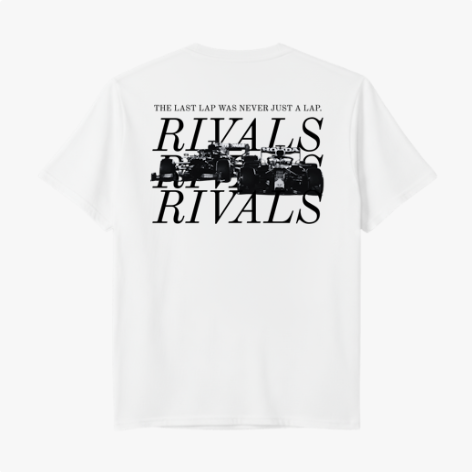 Camiseta com estampa frontal de texto "RIVALS" discreto e estampa traseira de carros de corrida sob texto "THE LAST LAP WAS NEVER JUST A LAP" e "RIVALS".