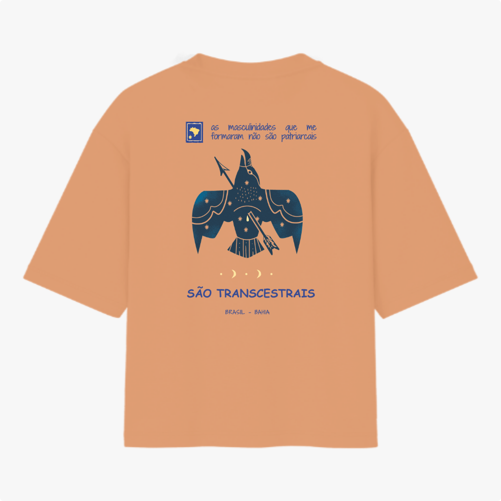 Camiseta com estampa frontal de figura geométrica abstrata e estampa traseira de pássaro estilizado com frases e elementos gráficos variados.