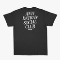 Camiseta com estampa frontal de texto "ANTI DETRAN SOCIAL CLUB" no peito e estampa traseira do mesmo texto em maior tamanho e com estilo marcante.