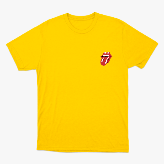Camiseta com estampa frontal de boca com lábios entreabertos e língua para fora, criando um visual icônico e arrojado na parte superior esquerda.