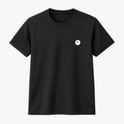 Camiseta com estampa frontal de um pequeno rosto de um personagem com chapéu laranja e óculos, em formato circular próximo ao peito.