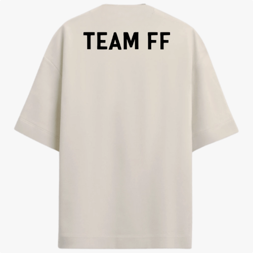 Camiseta com estampa frontal de texto estilizado "TïFF" e estampa traseira de "TEAM FF" em letras maiúsculas.