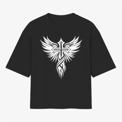 Camiseta com estampa frontal de uma cruz estilizada com asas abertas e estampa traseira de palavra "LUNOVA" seguida por "FÉ • FOCO • CONQUISTA".