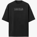 Camiseta com estampa frontal de texto estilizado distorcido e estampa traseira de ilustração angelical com espadas cruzadas e letras decorativas.