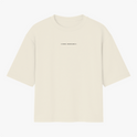 Camiseta com estampa frontal de texto estilizado centralizado "IRON DISCIPLINE", em letras maiúsculas, com pequenos símbolos de adição em cada extremidade.