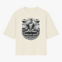 Camiseta com estampa frontal de figura mitológica levantando halteres grandes, rodeada por padrões ornamentais e texto "Iron Discipline" em destaque.