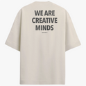 Camiseta com estampa frontal de texto "WE ARE CREATIVE MINDS" e estampa traseira maior com mesma frase, acompanhada de texto menor "just ship it".
