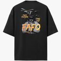 Camiseta com estampa frontal de "FAFO" em destaque e estampa traseira com figura masculina, helicópteros ao fundo e a frase "Fuck Around Find Out".