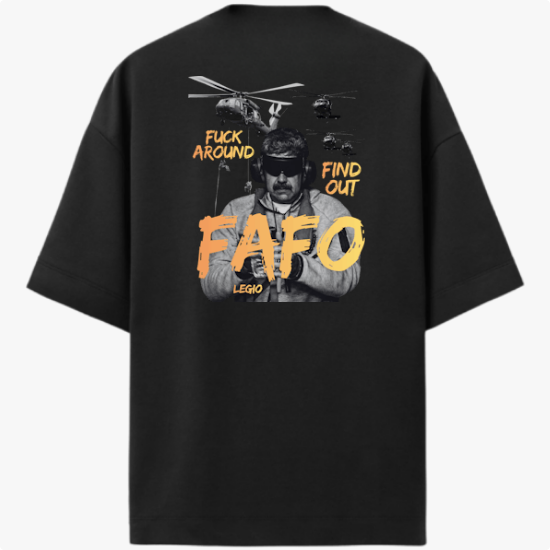 Camiseta com estampa frontal de "FAFO" em destaque e estampa traseira com figura masculina, helicópteros ao fundo e a frase "Fuck Around Find Out".
