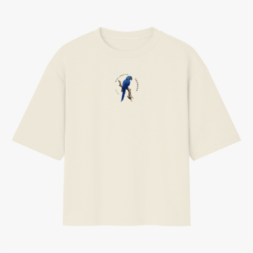Camiseta com estampa frontal de arara azul em postura lateral com texto circular pequeno e estampa traseira de arara azul maior com texto "ZOOWEAR".