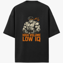 Camiseta com estampa frontal de letras estilizadas e estampa traseira de lutador em pose desafiadora, acompanhado da frase "HIGH VOLUME LOW IQ".