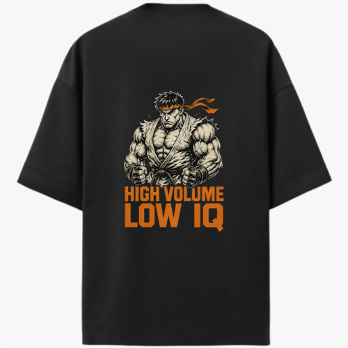 Camiseta com estampa frontal de letras estilizadas e estampa traseira de lutador em pose desafiadora, acompanhado da frase "HIGH VOLUME LOW IQ".