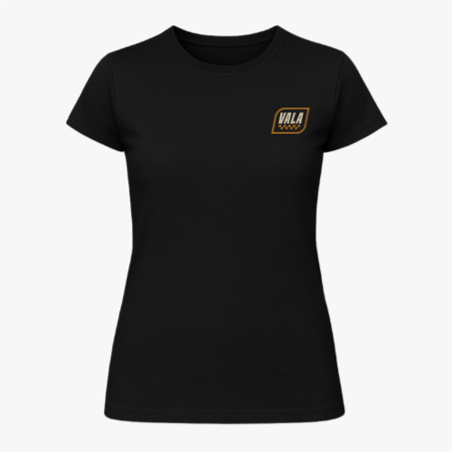Camiseta com estampa frontal de logotipo pequeno "VALA KUSTOM" e estampa traseira com frase "SEM DESCULPAS SEM REMORSOS" e detalhes de corrida.