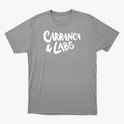 Camiseta com estampa frontal de texto estilizado apresentando as palavras "CARRANCA & LABS" em uma tipografia marcante e atraente.