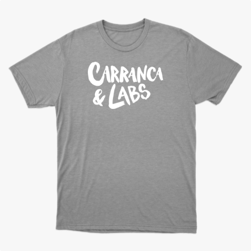 Camiseta com estampa frontal de texto estilizado apresentando as palavras "CARRANCA & LABS" em uma tipografia marcante e atraente.