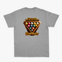 Camiseta com estampa frontal de um triângulo com bolas de bilhar e estampa traseira de triângulo com bolas de bilhar, frase motivacional e "RAWBEAT".