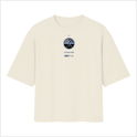 Camiseta com estampa frontal de um emblema circular contendo uma estrela acima, um padrão de linhas e montanhas, acompanhada de texto estilizado abaixo.
