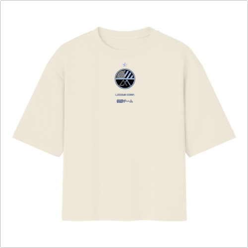 Camiseta com estampa frontal de um emblema circular contendo uma estrela acima, um padrão de linhas e montanhas, acompanhada de texto estilizado abaixo.