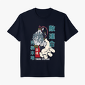 Camiseta com estampa frontal de uma figura com várias mãos, alguns caracteres japoneses e o nome "Tomura Shigaraki" em destaque.