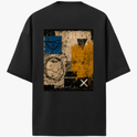 Camiseta com estampa frontal de símbolo minimalista no canto inferior e estampa traseira de arte geométrica abstrata com círculos, quadrados e um "X".