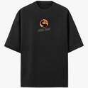Camiseta com estampa frontal de dragão circular acompanhado do texto "FINISH HIM!!" e estampa traseira de personagem com texto em torno e detalhes gráficos.