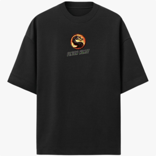 Camiseta com estampa frontal de dragão circular acompanhado do texto "FINISH HIM!!" e estampa traseira de personagem com texto em torno e detalhes gráficos.