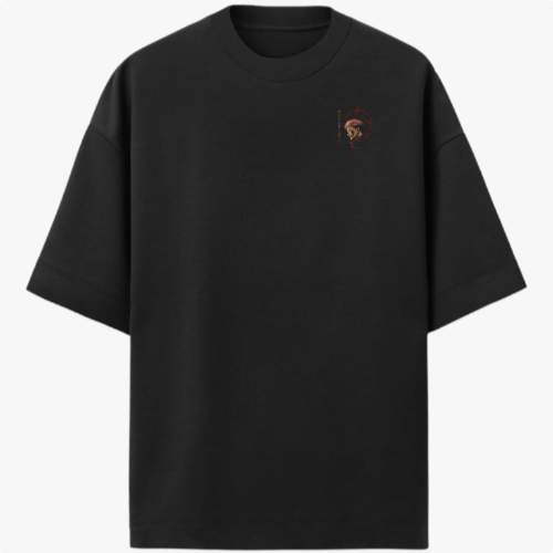 Camiseta com estampa frontal de personagem com máscara e detalhes sutis, e estampa traseira de personagem imponente cercado por sombras e prédios estilizados.