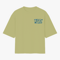 Camiseta com estampa frontal de "Jesus Cristo" em efeito desgastado e estampa traseira ampliada do mesmo motivo com visual rústico.