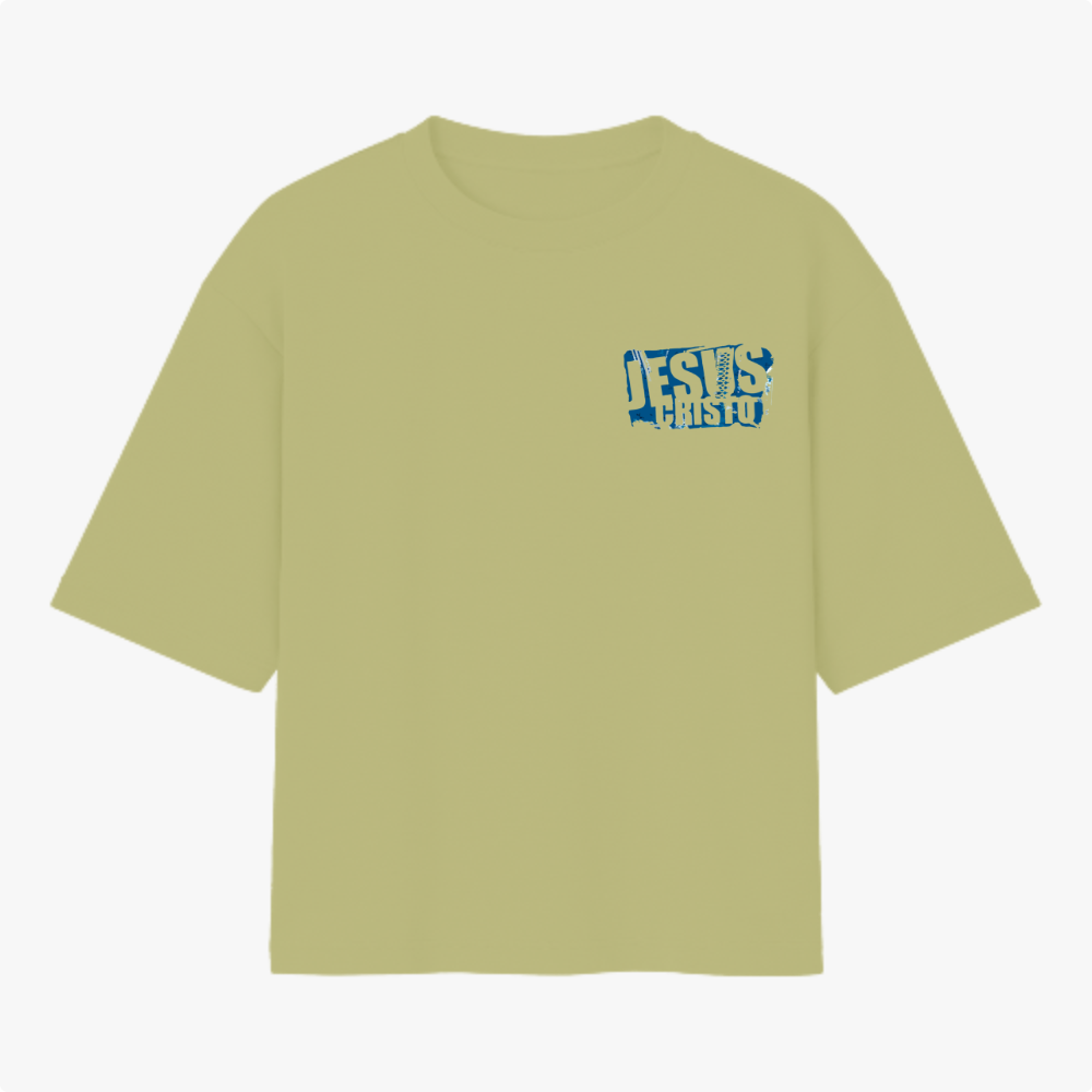 Camiseta com estampa frontal de "Jesus Cristo" em efeito desgastado e estampa traseira ampliada do mesmo motivo com visual rústico.