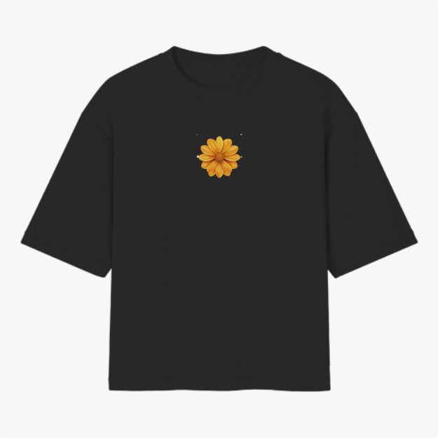 Camiseta com estampa frontal de uma flor amarela detalhada, com pétalas bem definidas e sobreposição harmoniosa, formando um design centralizado.