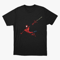 Camiseta com estampa frontal de super-herói pendurado em teia, usando traje icônico com detalhes de teias e contrastando com fundo simples.