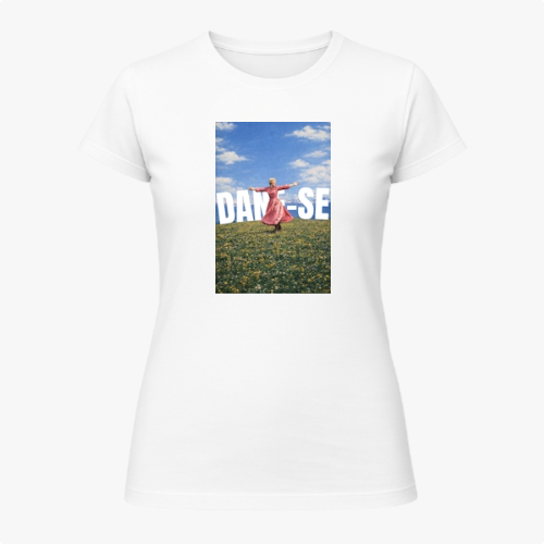 Camiseta com estampa frontal de fotografia mostrando uma pessoa em vestido rosa, dançando em um campo florido com céu azul e letras grandes ao fundo.