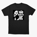 Camiseta com estampa frontal de um rosto estilizado em preto e branco ao lado da frase "NÃO DESISTA DE VC", em letras destacadas.