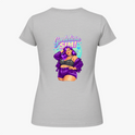 Camiseta com estampa frontal de letra estilizada curva e estampa traseira de ilustração de mulher confiante em vestuário moderno com frase "Gordelicia Sim!".