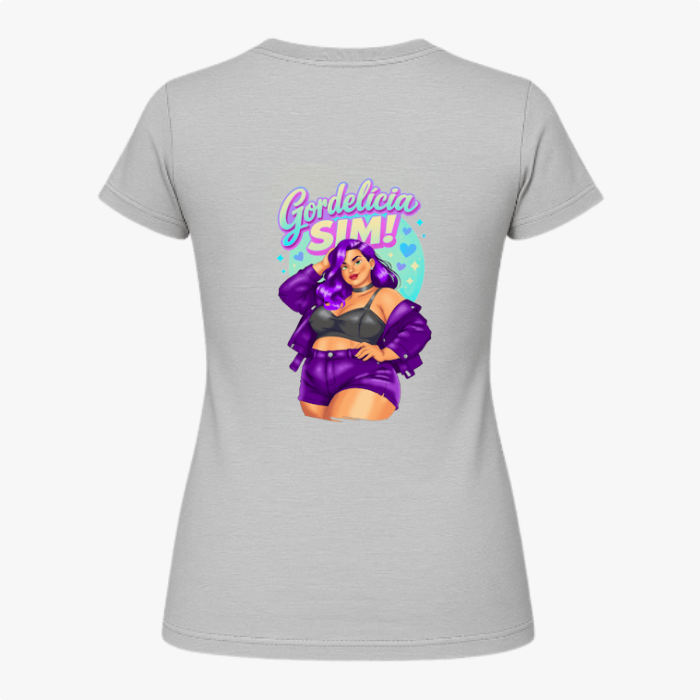 Camiseta com estampa frontal de letra estilizada curva e estampa traseira de ilustração de mulher confiante em vestuário moderno com frase "Gordelicia Sim!".