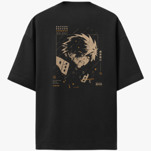 Camiseta com estampa frontal de cabeça de animal estilizada com dois olhos e estampa traseira de personagem em design geométrico acompanhada de textos e detalhes.
