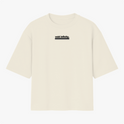 Camiseta com estampa frontal de texto "void infinity." em letras pequenas e negrito, acompanhada por uma linha sublinhada abaixo do texto.
