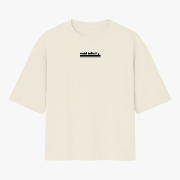 Camiseta com estampa frontal de texto "void infinity." em letras pequenas e negrito, acompanhada por uma linha sublinhada abaixo do texto.