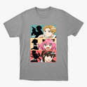 Camiseta com estampa frontal de três painéis mostrando silhuetas e personagens, com textos: "A Spy", "The Father", "Telepath", "The Daughter", "An Assassin", "The Mother".