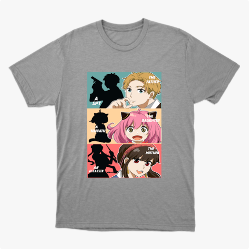 Camiseta com estampa frontal de três painéis mostrando silhuetas e personagens, com textos: "A Spy", "The Father", "Telepath", "The Daughter", "An Assassin", "The Mother".