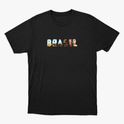 Camiseta com estampa frontal da palavra "BRASIL" composta por imagens icônicas e detalhes diversos, e estampa traseira discreta em texto estilizado na parte superior.