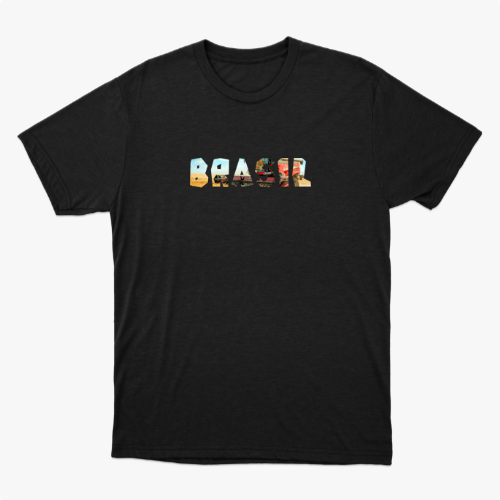 Camiseta com estampa frontal da palavra "BRASIL" composta por imagens icônicas e detalhes diversos, e estampa traseira discreta em texto estilizado na parte superior.