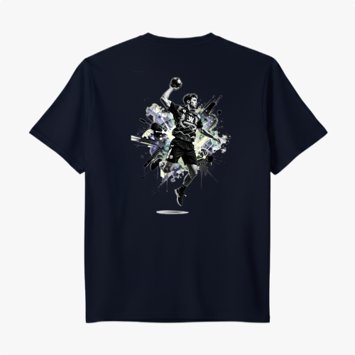 Camiseta com estampa frontal de logotipo minimalista com texto estilizado e estampa traseira de jogador de esportes em ação, cercado por elementos gráficos dinâmicos.