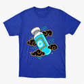 Camiseta com estampa frontal de frasco estilizado com logotipo centralizado, envolto por padrões de nuvens arrojadas e elementos geométricos vibrantes.