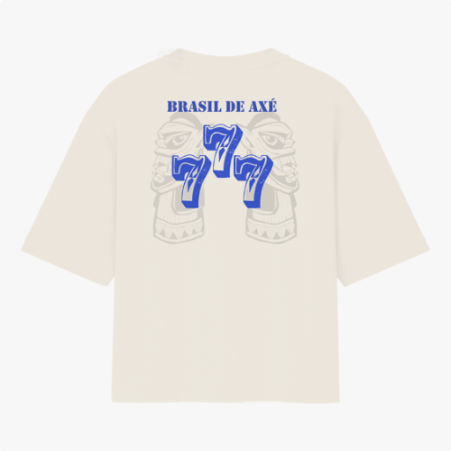 Camiseta com estampa frontal de brasão estilizado e estampa traseira de rosto tribal com "Brasil de Axé" acima e o número "777" em destaque.