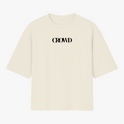 Camiseta com estampa frontal de palavra "CROWD" em fonte estilizada, centralizada na parte superior.