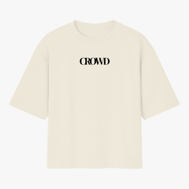 Camiseta com estampa frontal de palavra "CROWD" em fonte estilizada, centralizada na parte superior.