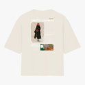 Camiseta com estampa frontal de olhos intensos e nome em destaque, e estampa traseira de personagem estilizado com texo, figuras geométricas e ilustrações.