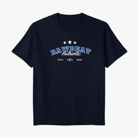 Camiseta com estampa frontal de três estrelas acima da palavra "RAWBEAT" em tipografia destacada, com "Authentic" embaixo, ladeado por "ESTD" e "2025".